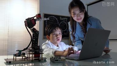 年轻老师辅导小学生学习机器人编程